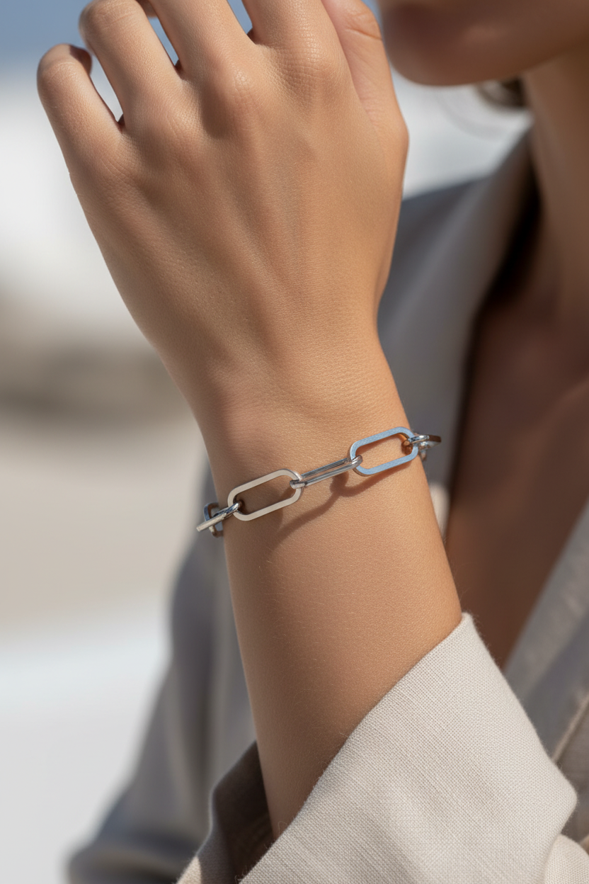 Ασημί βραχιόλι Form Link Bracelet φορεμένο σε καρπό με minimal αισθητική So Cute by Dimi