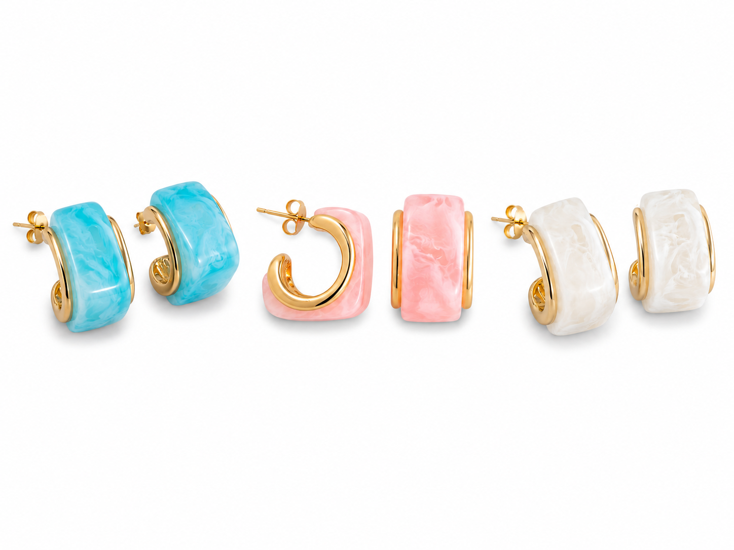 Ατσάλινα Gelato Hoops Earrings 2 εκ. με pastel marble resin λεπτομέρεια και χρυσό τελείωμα σε λευκό φόντο