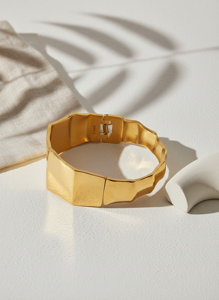 Geo Cuff Bracelet σε χρυσό χρώμα, ατσάλινο γεωμετρικό βραχιόλι χειροπέδα σε minimal flatlay