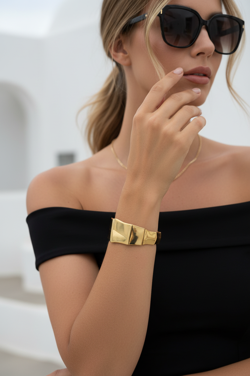 Φορεμένο Geo Cuff Bracelet σε χρυσό χρώμα, ατσάλινο γεωμετρικό βραχιόλι χειροπέδα