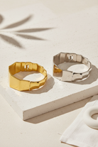 Geo Cuff Bracelet σε χρυσό και ασημί χρώμα, ατσάλινο γεωμετρικό βραχιόλι χειροπέδα σε minimal flatlay