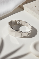 Geo Cuff Bracelet σε ασημί χρώμα, ατσάλινο γεωμετρικό βραχιόλι χειροπέδα σε minimal flatlay
