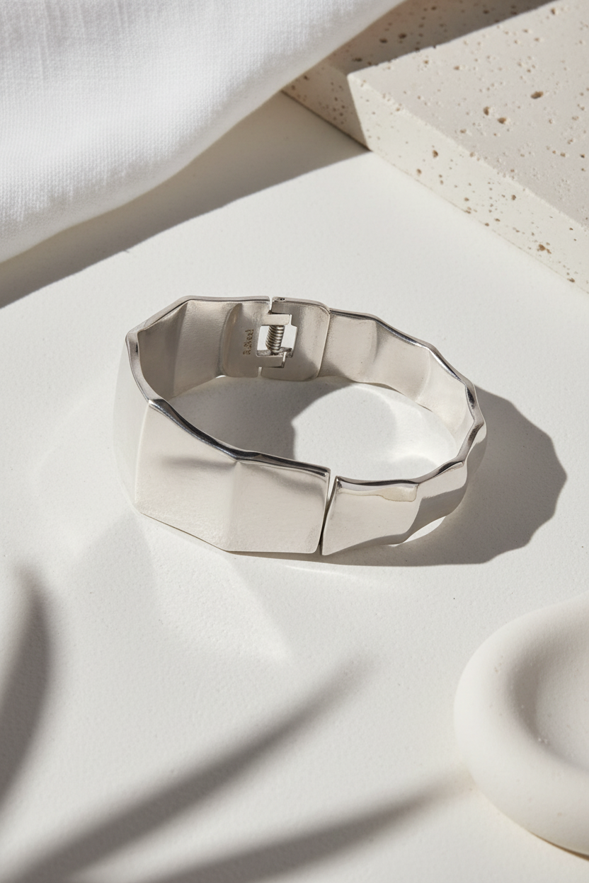 Geo Cuff Bracelet σε ασημί χρώμα, ατσάλινο γεωμετρικό βραχιόλι χειροπέδα σε minimal flatlay