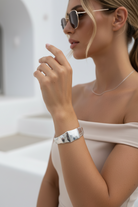 Φορεμένο Geo Cuff Bracelet σε ασημί χρώμα, ατσάλινο γεωμετρικό βραχιόλι χειροπέδα