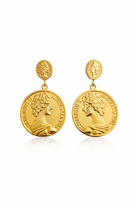 ατσάλινα σκουλαρίκια με λίρα χρυσά Royal coin drop σε λευκο φόντο, So Cute by Dimi