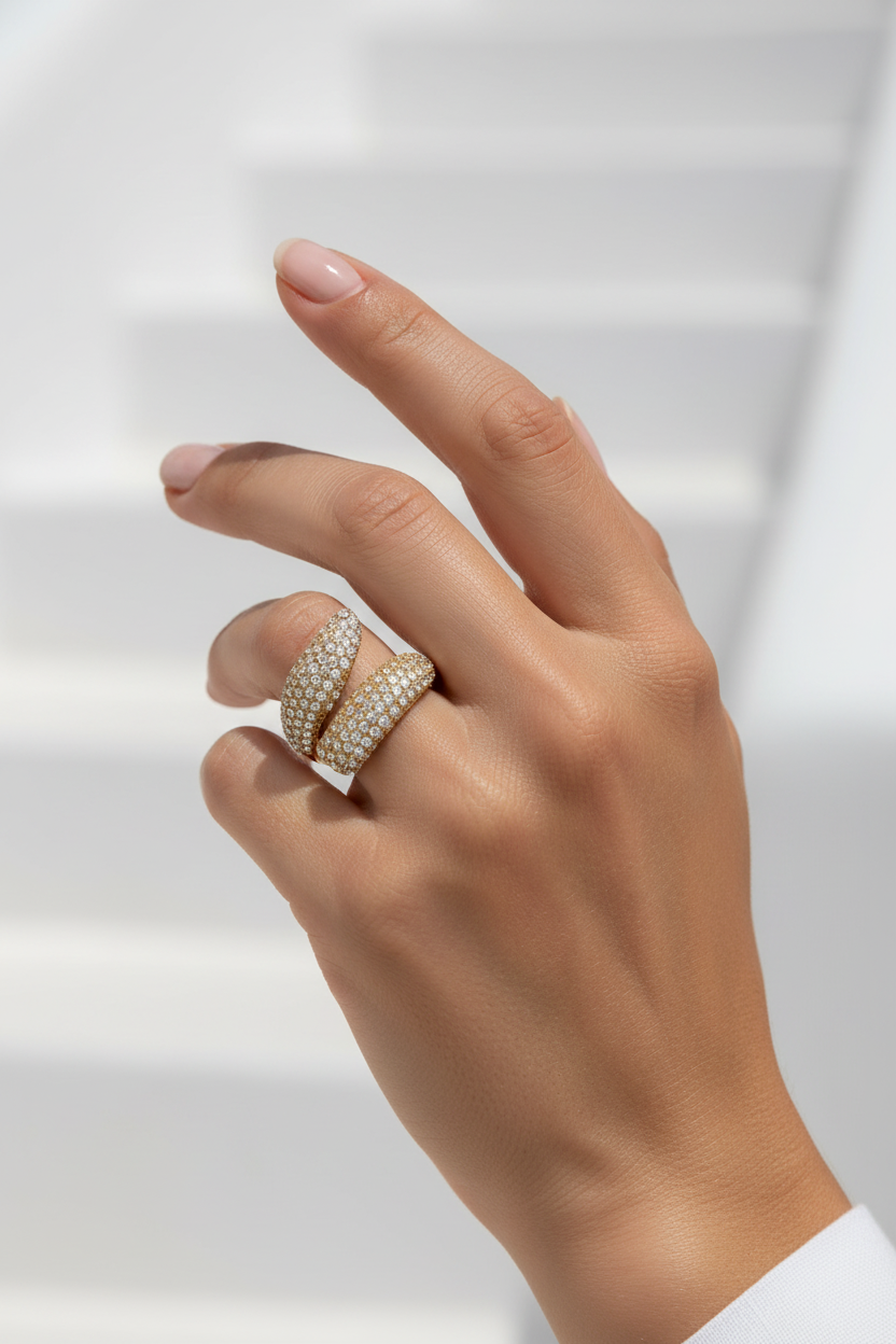 Chunky fashion ring με ζιργκόν από ανοξείδωτο ατσάλι σε χρυσό, φορεμένο σε μοντέλο, so cute by dimi