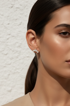 γυναικεία σκουλαρίκια ear climber stainless steel με ζιργκόν σε mediterranean fashion model
