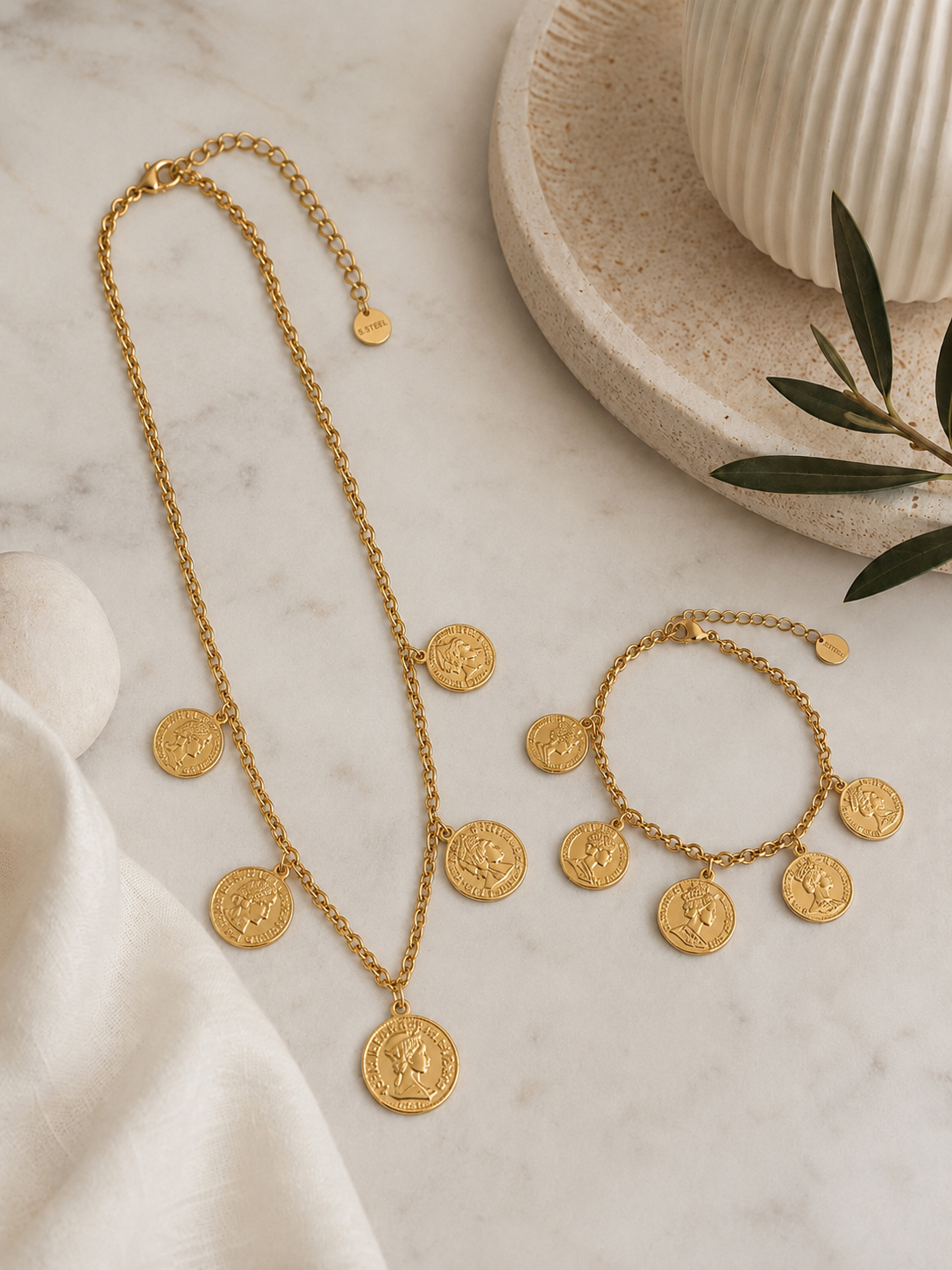 Ατσάλινο κολιέ με πέντε κρεμαστά ανάγλυφα coins σε λευκό φόντο.