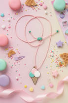 κοριτσίστικο κολιέ παγωτό σε pastel flatlay με γλυκά και ζαχαρωτά