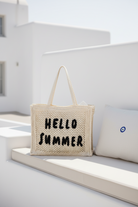 Hello Summer crochet ψάθινη tote bag σε μπεζ χρώμα σε λευκό φόντο – So Cute by Dimi
