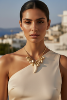 Statement κολιέ χρυσό με charms και κρεμαστό δόντι ivory stainless steel, φορεμένο σε μοντέλο, So Cute by DImi