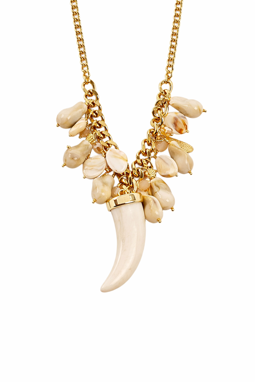 statement κολιέ χρυσό με charms και κρεμαστό δόντι  ivory stainless steel, σε λευκό φόντο
