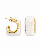 Ατσάλινα Gelato Hoops Earrings 2 εκ. με pastel marble resin λεπτομέρεια και χρυσό τελείωμα σε λευκό φόντο