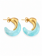 Ατσάλινα χρυσά σκουλαρίκια κρίκοι Jelly Chic Hoops 2,5 εκ με glossy marble resin λεπτομέρεια σε pastel αποχρώσεις πάνω σε λευκό φόντο