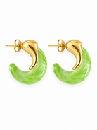 Ατσάλινα χρυσά σκουλαρίκια κρίκοι Jelly Chic Hoops 2,5 εκ με glossy marble resin λεπτομέρεια σε pastel αποχρώσεις πάνω σε λευκό φόντο