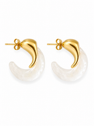 Ατσάλινα χρυσά σκουλαρίκια κρίκοι Jelly Chic Hoops 2,5 εκ με glossy marble resin λεπτομέρεια σε pastel αποχρώσεις πάνω σε λευκό φόντο