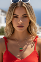 Κολιέ με κερασάκια Miyuki φορεμένο σε μοντέλο με κόκκινο τοπ καλοκαιρινό look