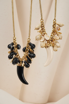 Statement κολιέ χρυσό με charms και κρεμαστό δόντΙ, stainless steel, φορεμένο σε μοντέλο, So Cute by DImi