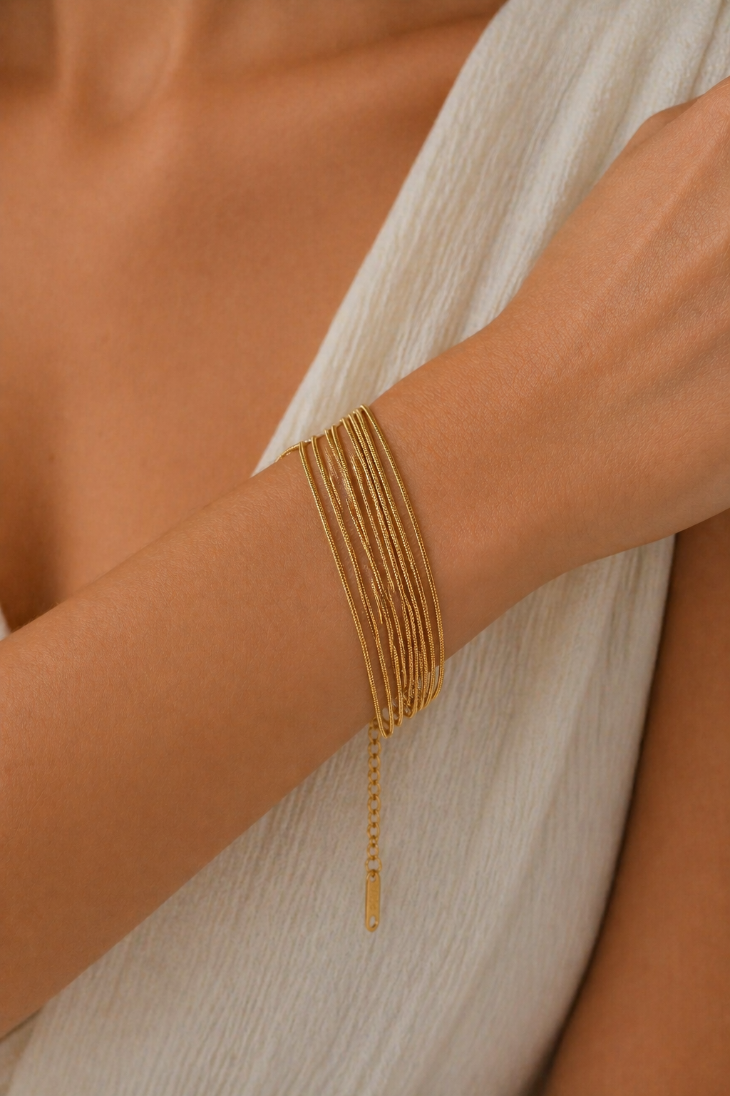 Χρυσό bracelet multi chain από ανοξείδωτο ατσάλι statement minimal κόσμημα φορεμένο σε μοντέλο So Cute by Dimi