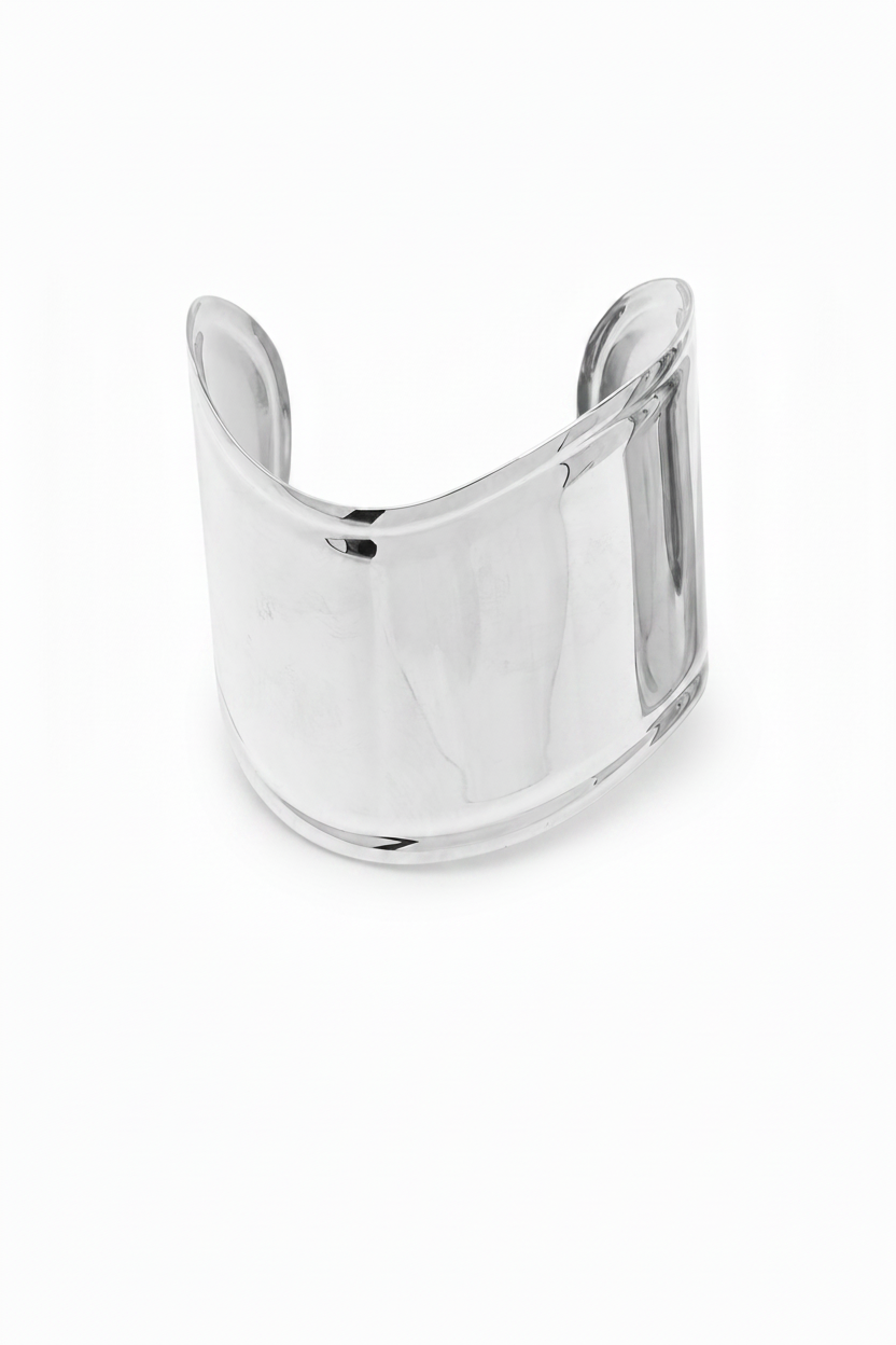 Liquid Cuff Bracelet σε ασημί χρώμα, ατσάλινο φαρδύ βραχιόλι χειροπέδα σε λευκό φόντο