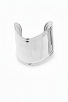 Liquid Cuff Bracelet σε ασημί χρώμα, ατσάλινο φαρδύ βραχιόλι χειροπέδα σε λευκό φόντο