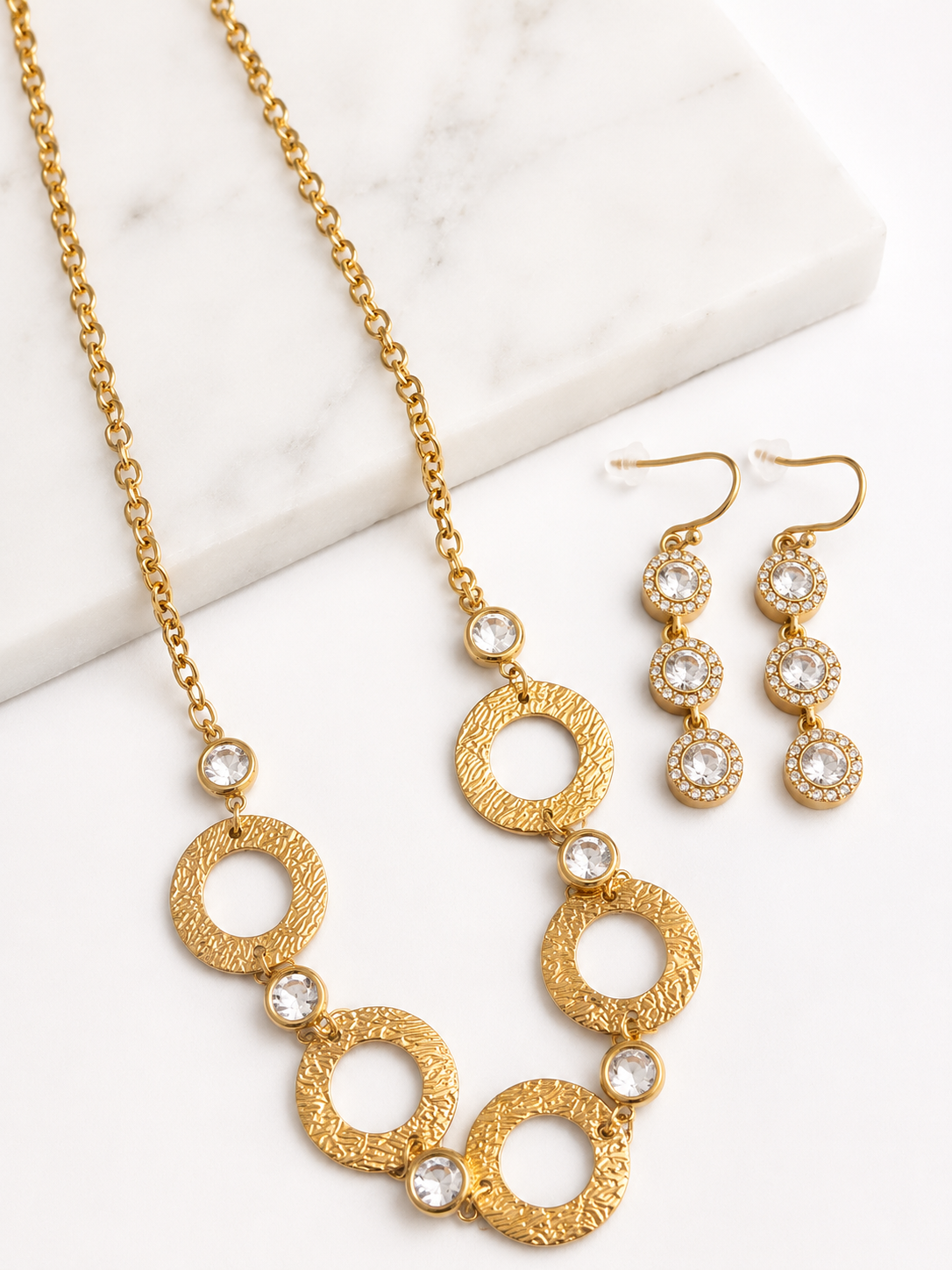 Luce Necklace ατσάλινο κολιέ με ανάγλυφους κύκλους και ζιργκόν σε χρυσό χρώμα | So Cute by Dimi