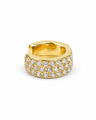 Lumi Ear Cuff σε χρυσό χρώμα, ατσάλινο ear cuff με ζιργκόν σε λευκό φόντο.