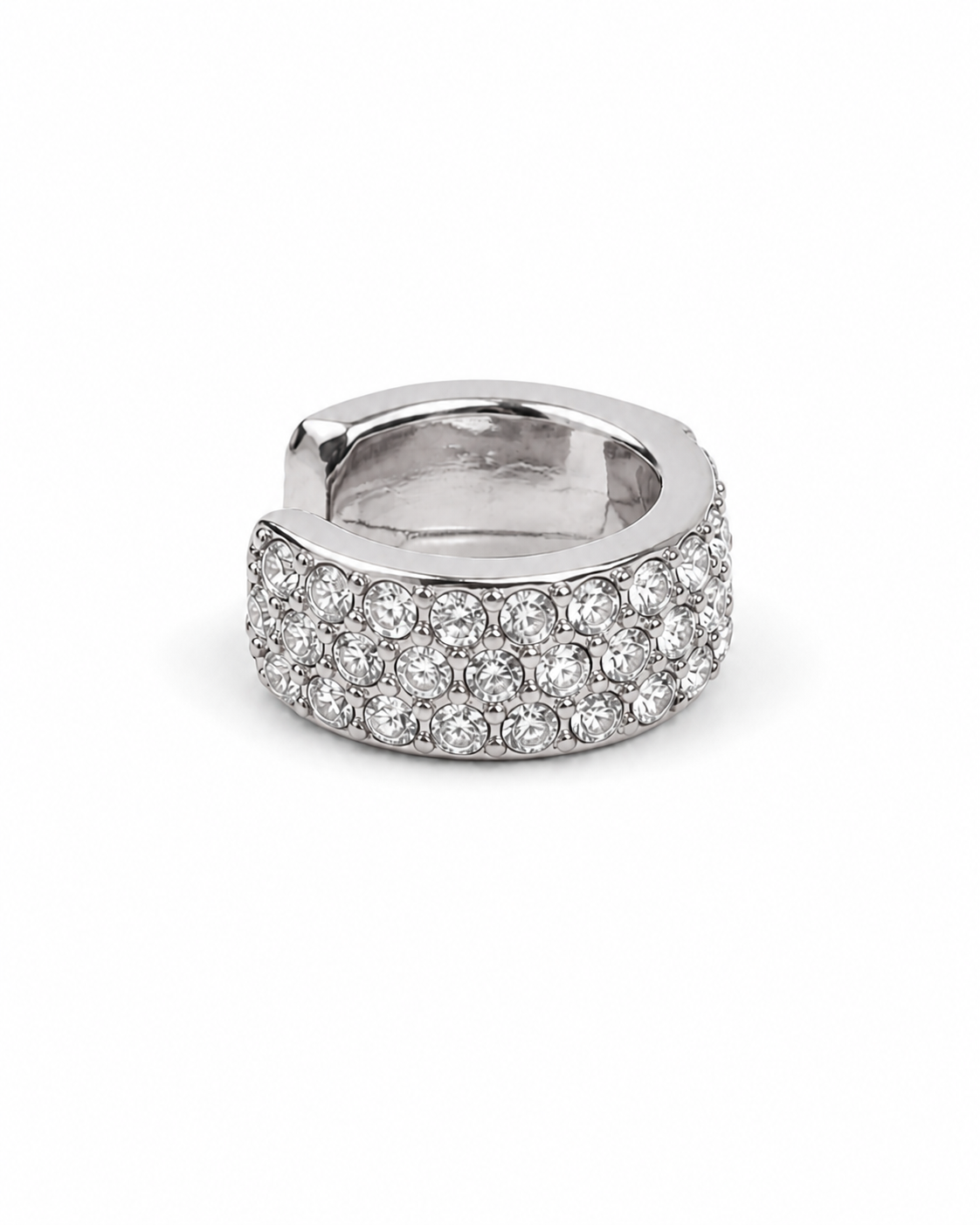 Lumi Ear Cuff σε ασημί χρώμα, ατσάλινο ear cuff με ζιργκόν σε λευκό φόντο.