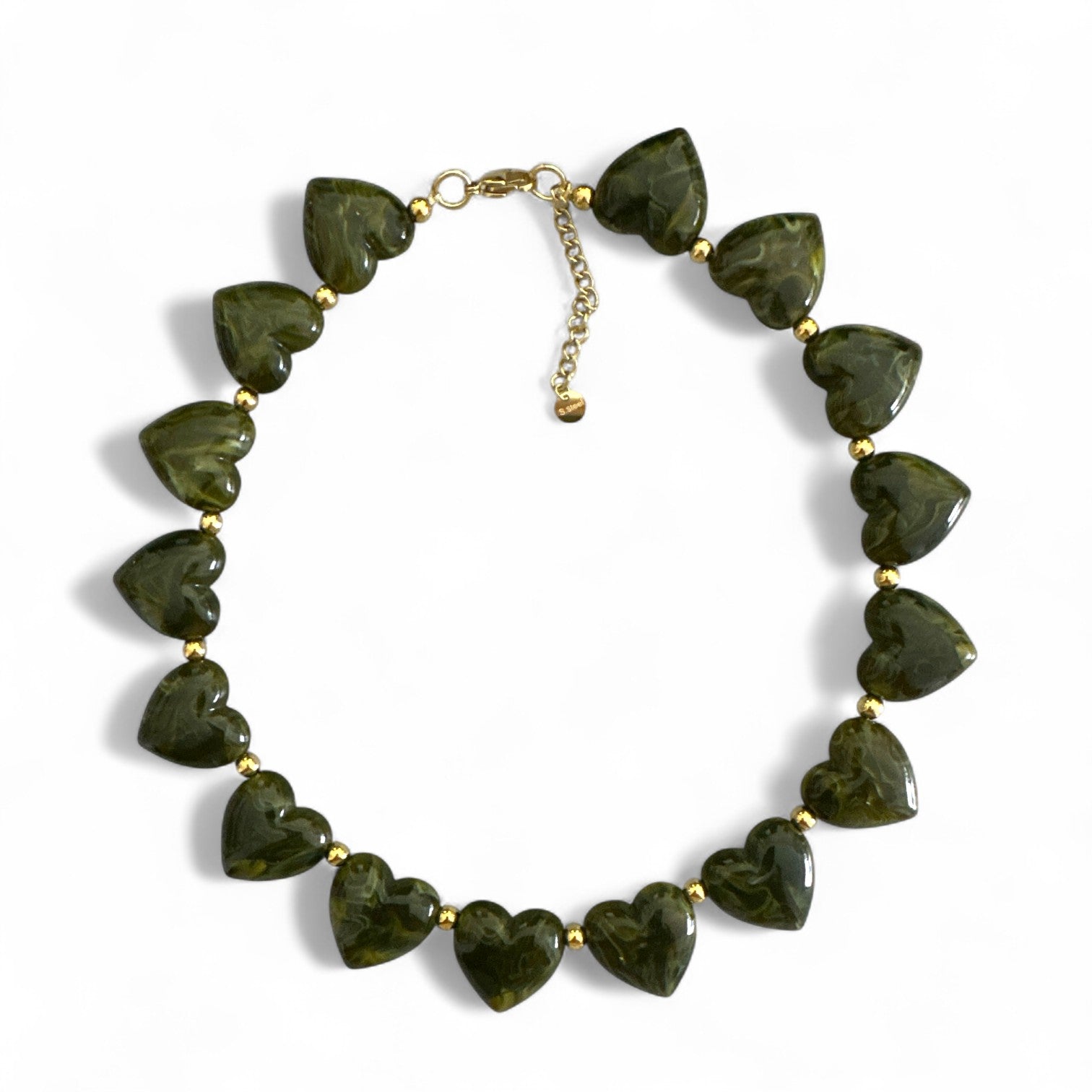 Marbella Hearts Summer Necklace σε Olive Green με καρδιές από ρητίνη και ατσάλι σε λευκό φόντο