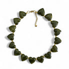 Marbella Hearts Summer Necklace σε Olive Green με καρδιές από ρητίνη και ατσάλι σε λευκό φόντο