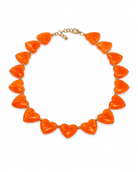 Marbella Hearts Summer Necklace σε Orange Pop με καρδιές από ρητίνη και ατσάλι σε λευκό φόντο