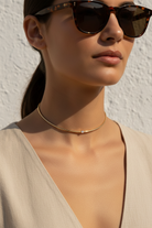 minimal choker κολιέ stainless steel με ζιργκόν φορεμένο σε μοντέλο elegant jewelry