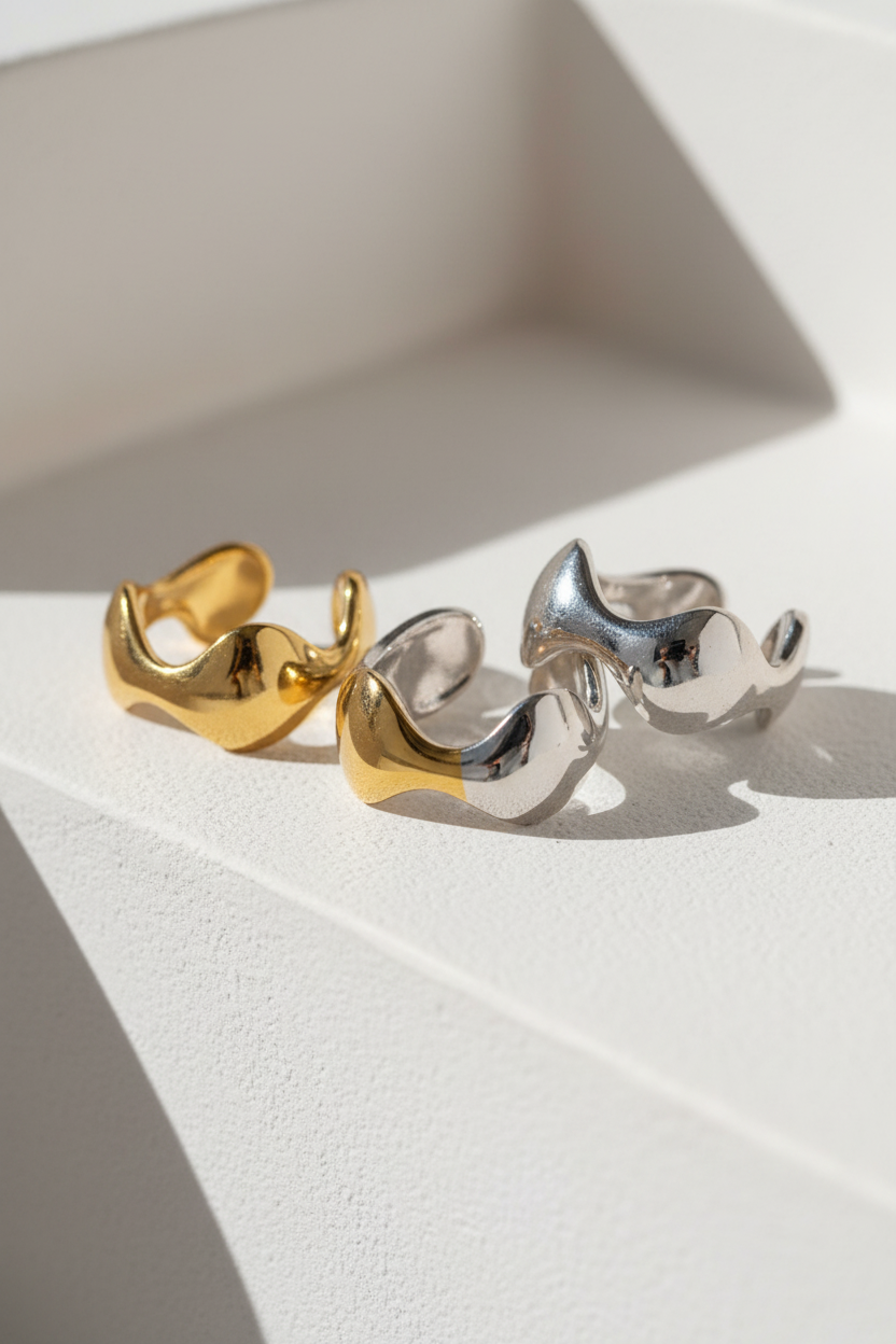 Ατσάλινα δαχτυλίδια Mira Tide Ring σε χρυσό ασημί και διχρωμία σε κυκλαδίτικο σκηνικό So Cute by Dimi