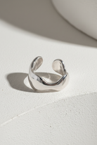 Ατσάλινο δαχτυλίδι Mira Tide Ring ασημί σε minimal κυκλαδίτικο σκηνικό So Cute by Dimi