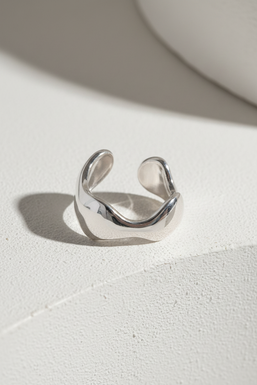 Ατσάλινο δαχτυλίδι Mira Tide Ring ασημί σε minimal κυκλαδίτικο σκηνικό So Cute by Dimi