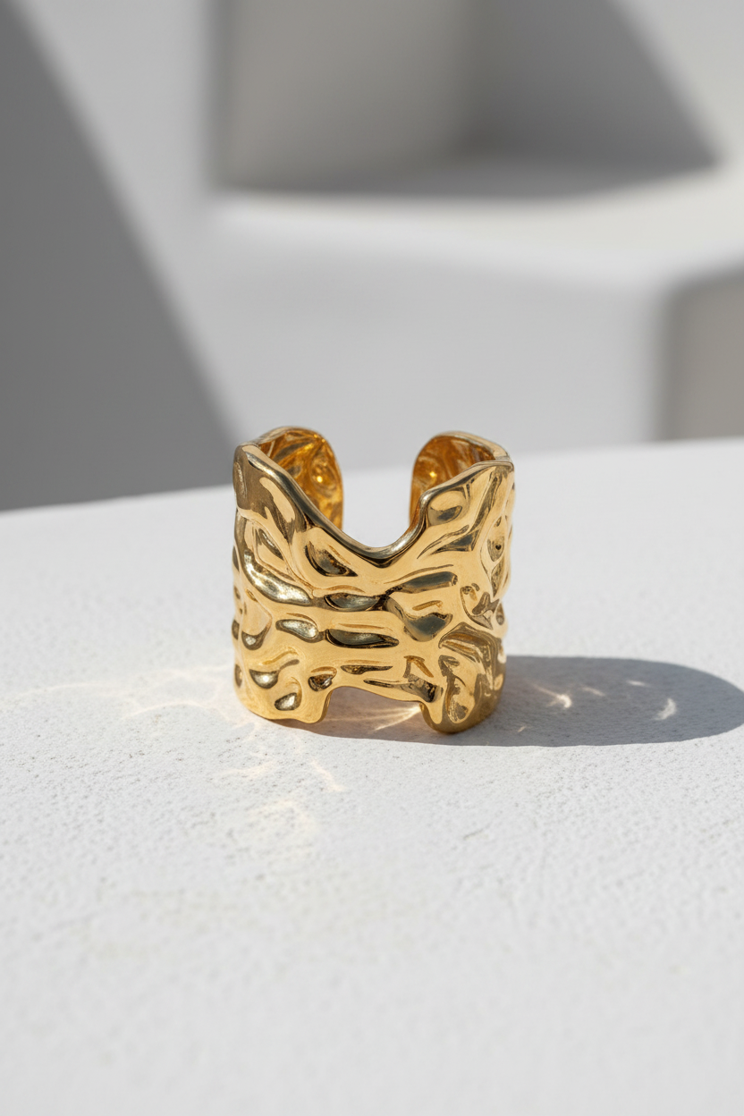 Ατσάλινο δαχτυλίδι Molten Form χρυσό με organic textured design σε minimal κυκλαδίτικο σκηνικό So Cute by Dimi