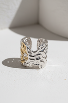 Ατσάλινο δαχτυλίδι Molten Form ασημί με organic textured design σε minimal κυκλαδίτικο σκηνικό So Cute by Dimi
