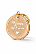 Χειροποίητο μπρελόκ My Sister My Forever από ξύλο και διάφανο plexiglass με λευκή χάραξη και χρυσό κρίκο