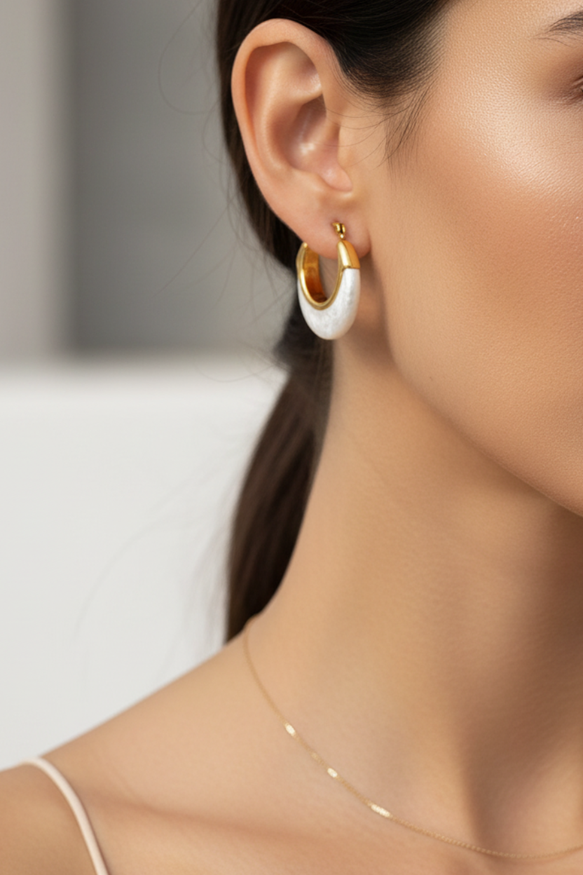 λευκά chunky hoop σκουλαρίκια με χρυσό από ανοξείδωτο ατσάλι φορεμένα σε αυτί κοντινό πλάνο
