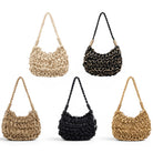 Boho crochet shoulder bag σε neutral απόχρωση με woven texture και slouchy καλοκαιρινό σχέδιο.