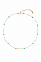 Ocean Pearl Petite Necklace ατσάλινο κολιέ με μικρές λευκές πέρλες και τιρκουάζ χάντρες σε χρυσή αλυσίδα
