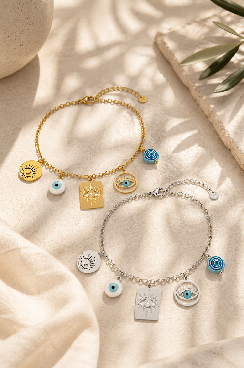 Ατσάλινο βραχιόλι Omnia Charms με συμβολικά charms και γαλάζιες λεπτομέρειες σε λευκό φόντο.