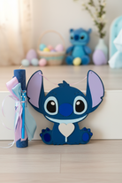 Xειροποίητη πασχαλινή λαμπάδα Stitch 2026 με ξύλινο κάδρο και αρωματικό κερί So Cute by Dimi,