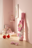Χειροποίητη ροζ παιδική λαμπάδα με plexiglass charm Labubu, καρό φιογκάκι και ασημί καρδιά