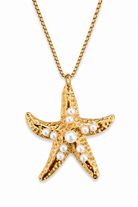 Pearl Star Necklace χρυσό μακρύ ατσάλινο κολιέ με ανάγλυφο μοτίφ αστερία διακοσμημένο με λευκές πέρλες σε λευκό φόντο | So Cute by Dimi
