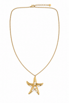 Pearl Star Necklace χρυσό μακρύ ατσάλινο κολιέ με ανάγλυφο μοτίφ αστερία διακοσμημένο με λευκές πέρλες σε λευκό φόντο | So Cute by Dimi
