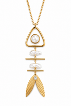 Pearl Totem Necklace χρυσό μακρύ ατσάλινο κολιέ με γεωμετρικό κρεμαστό μοτίφ, φυσικές πέρλες γλυκού νερού και λευκό ζιργκόν σε λευκό φόντο | So Cute by Dimi