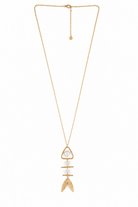 Pearl Totem Necklace χρυσό μακρύ ατσάλινο κολιέ με γεωμετρικό κρεμαστό μοτίφ, φυσικές πέρλες γλυκού νερού και λευκό ζιργκόν σε λευκό φόντο | So Cute by Dimi