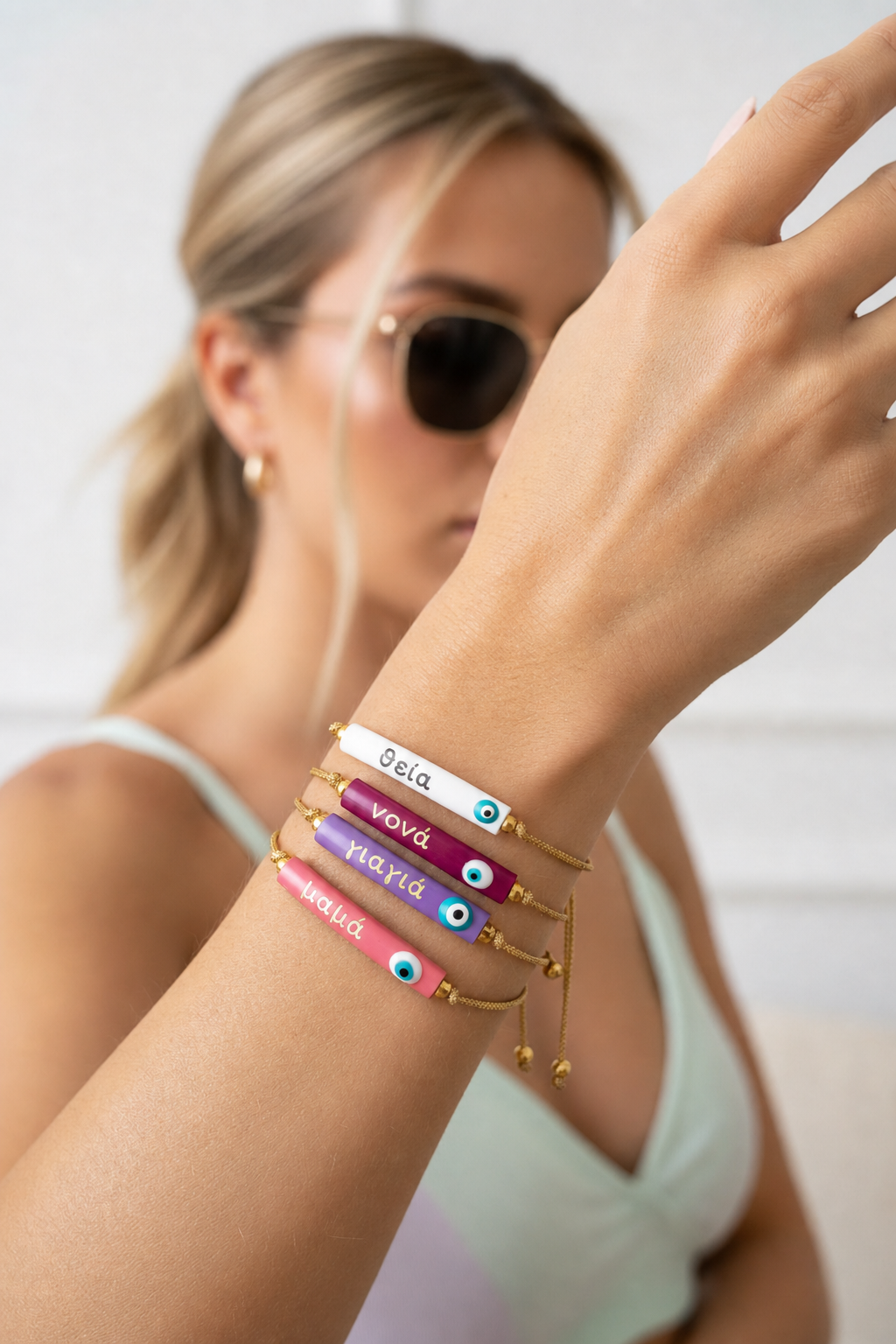 Φορεμένα μαζί προσωποποιημένα βραχιόλια με μάτι και ελληνικές λέξεις μαμά, γιαγιά, νονά και θεία