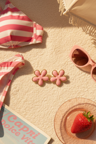 Ροζ floral statement σκουλαρίκια με glossy marble υφή, σε girly καλοκαιρινό σκηνικό, so cute by dimi